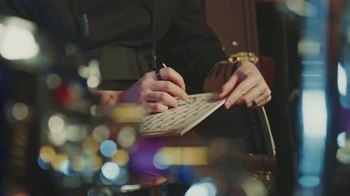 Musiker komponiert neuen Song, während er im Studio von Instrumenten umgeben ist
