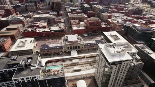 Union Station Denver, Colorado, rodeada de edificios del centro de la ciudad. Zumbido 4K.