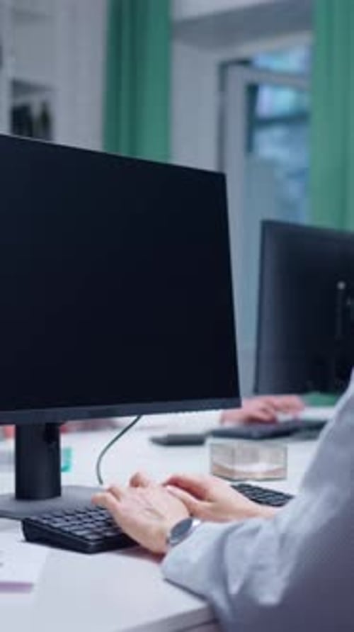Konzentrieren Sie sich auf digitale Interaktion. Erfassen Sie die Essenz konzentrierter Arbeit an Computerstationen in einem