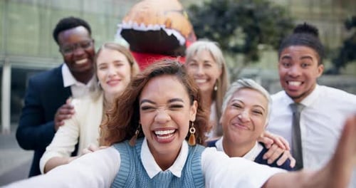 Mascote, selfie e cidade com formação de equipes, mão de obra em escritórios urbanos e risadas para trabalhar