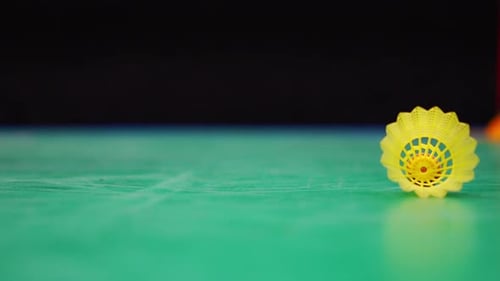 Nahaufnahme von Uping Shuttlecock beim Badmintonspielen auf dem Innenplatz