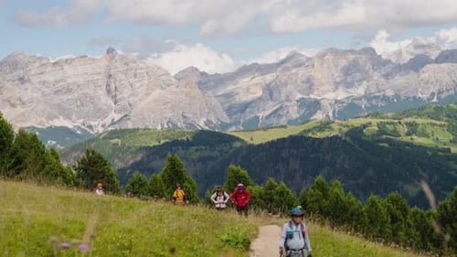 Gruppenwanderung Asiatischer Wanderer im Zeitraffer in den Dolomiten