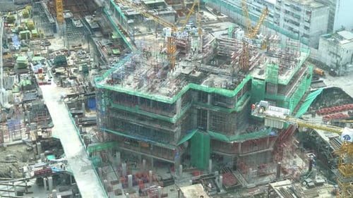 Plazo de trabajo de construcción en una obra de construcción con grandes grúas industriales