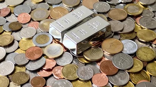 Ein silberner Barren, weißes Metall vor dem Hintergrund von Geld, als Konzept für den Verkauf. Ein Silberbarren