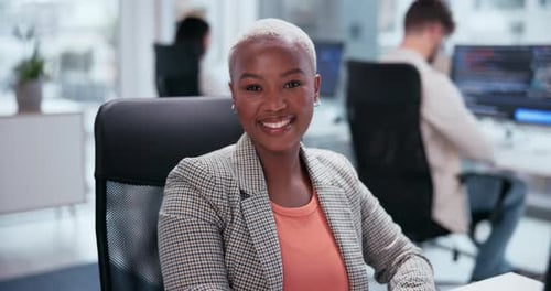 Entreprise, visage et femme noire au bureau pour le bonheur, travail de consultante ou administrative