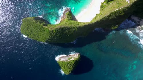 Kelingking beach.