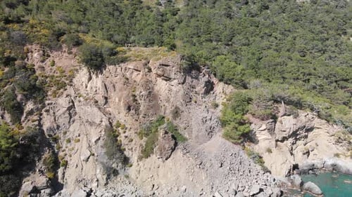 Vue aérienne par drone de la côte et des baies près d'Oludeniz Likya Yolu