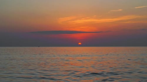 Lapso de tiempo coloridas nubes oscuras al atardecer sobre el océano o el mar