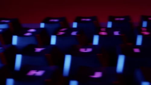 Nahaufnahme der Tasten der schwarzen Tastatur in bunter Hintergrundbeleuchtung