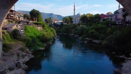 Vidéo d'un Drone 4K inversée pour révéler l'incroyable vieux pont ottoman et en pierre de Mostar sur la Neretva