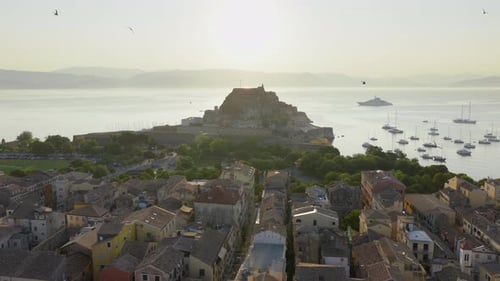 Panorama aérien de la forteresse de Corfou et des oiseaux au lever du soleil