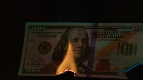 Feuergeld, das 100 Milliarden hundert Dollar verbrennt, geht in Flammen auf, Zusammenbruch des Dollars und Ende der Demokratie