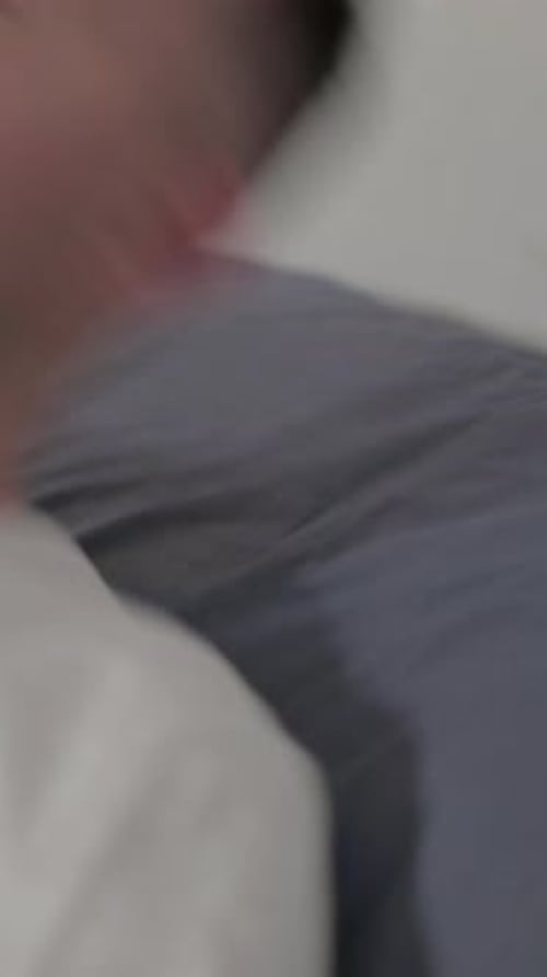 Hombre casual de cerca que se va a la cama y duerme, Vídeo vertical