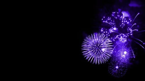 des echten bunten Feuerwerksfestivals am Himmel bei Nacht während des Nationalfeiertags