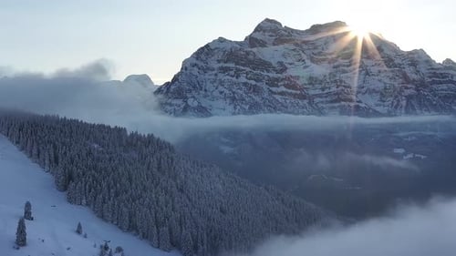 Vue aérienne des sommets du Rautispitz et du Glärnisch à Glaris Nord, en Suisse, avec la lumière du soleil qui se lève.