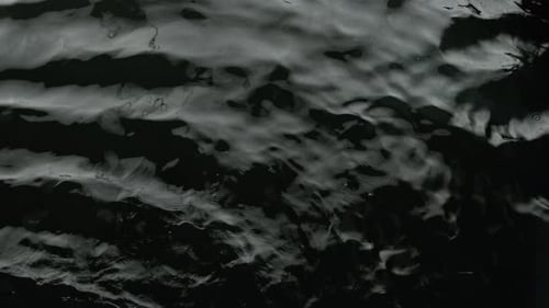 Abyss-Kollektion: Aufnahme ruhiger Wellen, die sehr langsam aus der unteren linken Ecke fließen