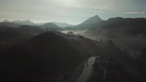 Vue aérienne de l'aube et des montagnes près de la ville de Munnar, Kerala, Inde