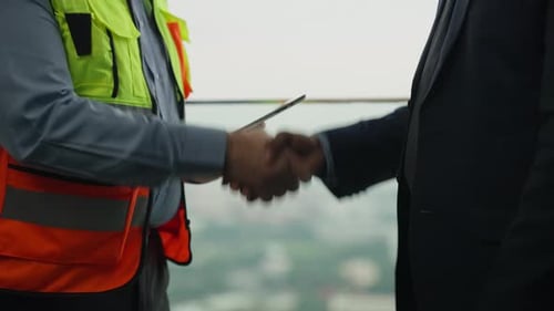 trabalhadores da construção civil apertando as mãos de empresários no canteiro de obras,