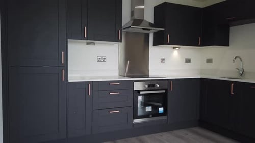 Imágenes del interior de un edificio de apartamentos de nueva construcción que muestran la cocina recién construida