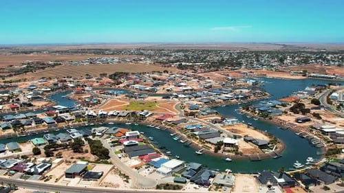 Vue aérienne en orbite sur le port de plaisance de Wallaroo, en forme de canal d'eau pittoresque, Australie