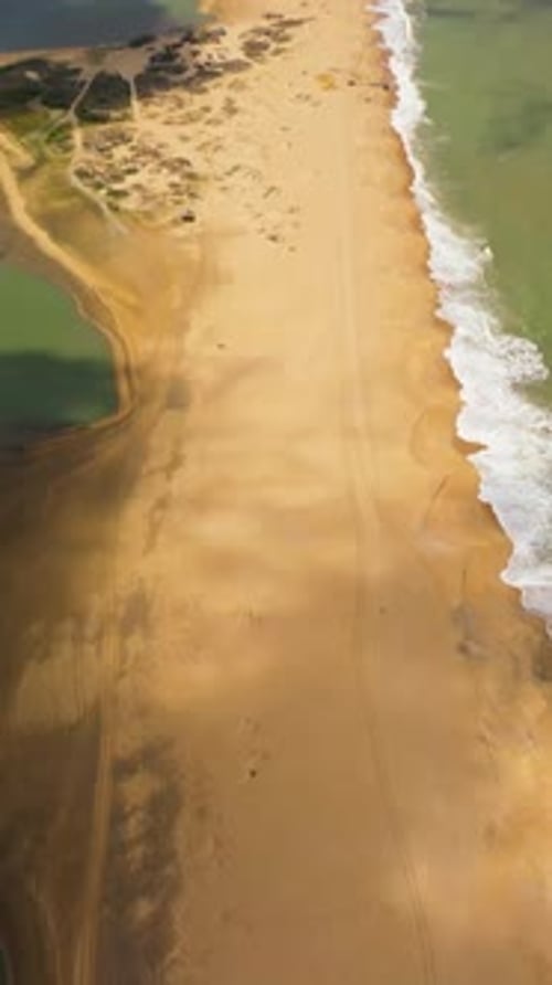 Luftdrohne von wunderschöner Meereslandschaft und Strand