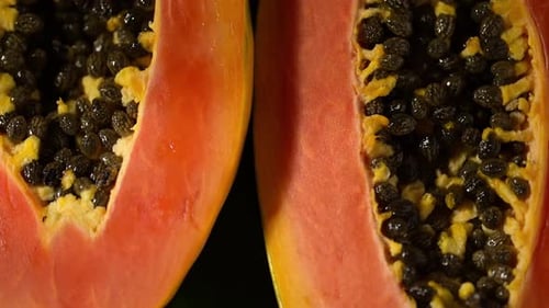 Saftige Papayascheiben von oben zeigen diese vitaminreiche Frucht.