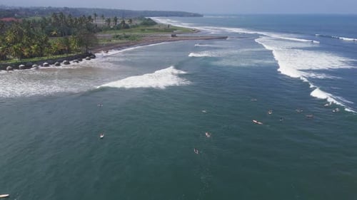 Luftaufnahme der Surf-Lineup auf Bali am Tropical Point Break mit türkisfarbenem Meer
