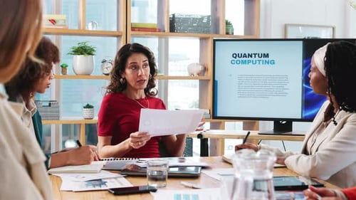 Apresentação, computação em nuvem e empresários em reuniões, planejamento e treinamento corporativo