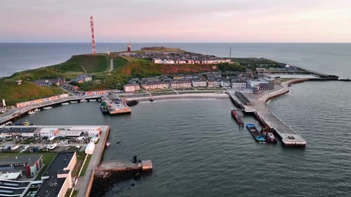 Drone footage approaching the island of Heligoland with a view of the Hummerbuden, souSequenz 01 400