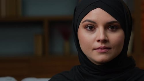 Arabische ethnische Frau 30er Jahre Muslimischer Islam Religiöse Mädchendame Nahaufnahme weibliches Gesicht türkische Geschäftsfrau