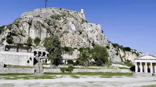Rocky Hill avec croix et église Saint-Georges dans la vieille forteresse de Corfou
