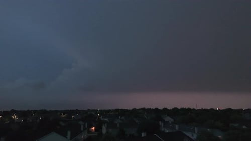Ampla foto de um drone de nuvens tempestuosas se formando no céu sombrio antes de chuvas fortes e relâmpagos