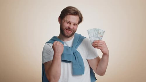 Reicher zufriedener Chef, Mann winkt mit Geld, Dollar, Bargelderfolg, Geschäftskarriere, Lottogewinner, großes Einkommen