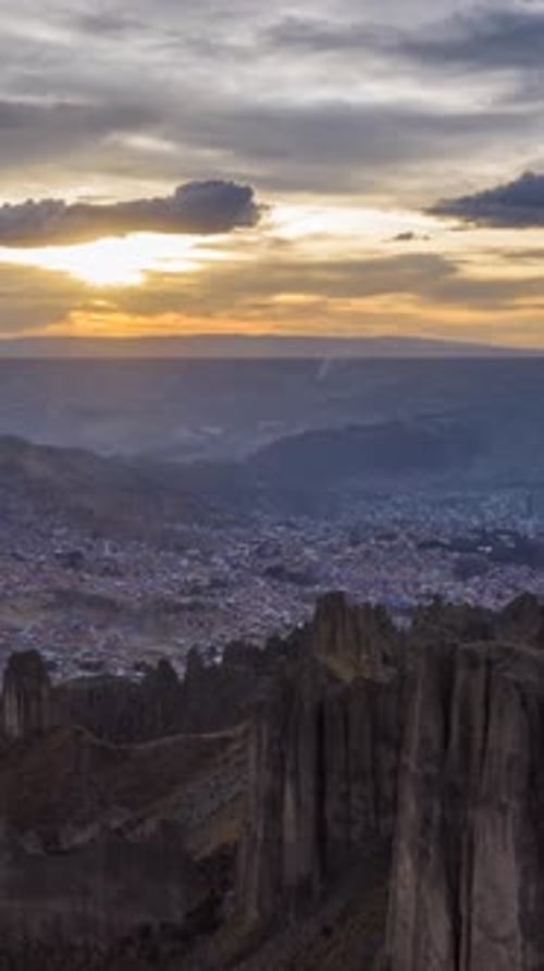 Formations rocheuses de Valle De Las Animas, La Paz, Bolivie, Vue aérienne, Vidéo verticale