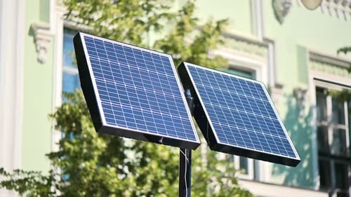 Nahaufnahme von Sonnenkollektoren auf einem Pfosten auf der Straße in Sibiu, Rumänien