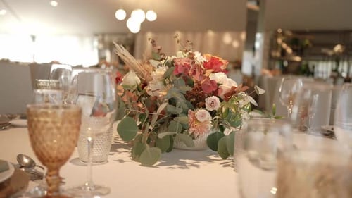 Eleganter Blumentafelaufsatz für den Hochzeitstisch