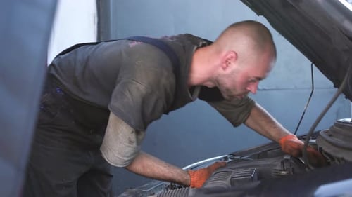 Automechaniker repariert eine Reparaturstation für Automotoren