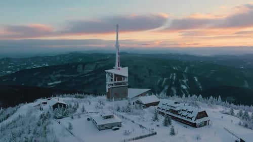 Lysa hora au lever du soleil en hiver, en orbite autour de l'émetteur, Beskydy UHD