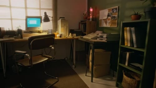 Home Office mit altem Desktop-Computer mit blinkendem Bildschirm