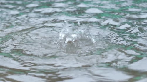 Nahaufnahme von Wellen im Wasser bei Regen