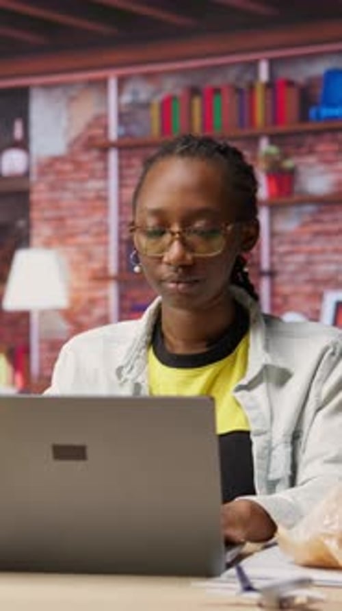 Vertikales Video: Person, die Freizeit zu Hause genießt und Snacks isst