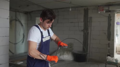 Eletricista instalando cabos de fiação montando linhas de eletricidade no construtor de casas em macacões e