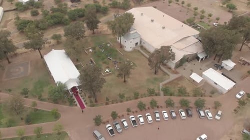 Vue aérienne de voitures arrivant à un événement sur le tapis rouge