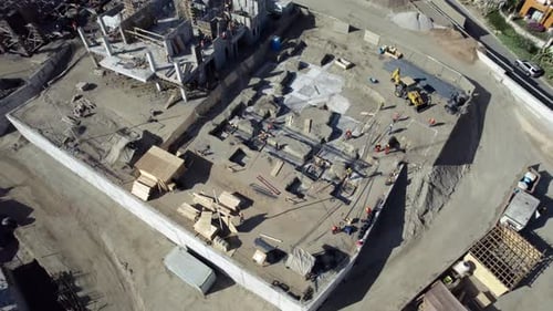 Desarrollo de cimientos hoteleros sin terminar, terreno de construcción, vista aérea