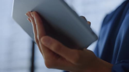 Afroamerikanische Geschäftsfrau nutzt Tablet-Computer im modernen Startup-Büro
