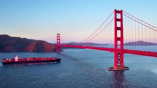 Un porte-conteneurs passe sous le Golden Gate Bridge par les montagnes 4 au-dessus