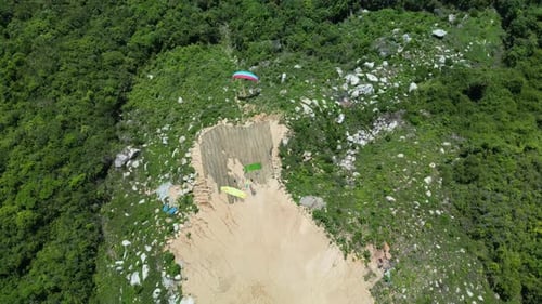 Instructor de descanso extremo y activo con un turista vuela en un parapente extremo en vietnamita