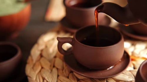 Cerimônia do chá: utensílio tradicional de chá asiático que serve um conjunto autêntico para uma pessoa servindo chá de Brown