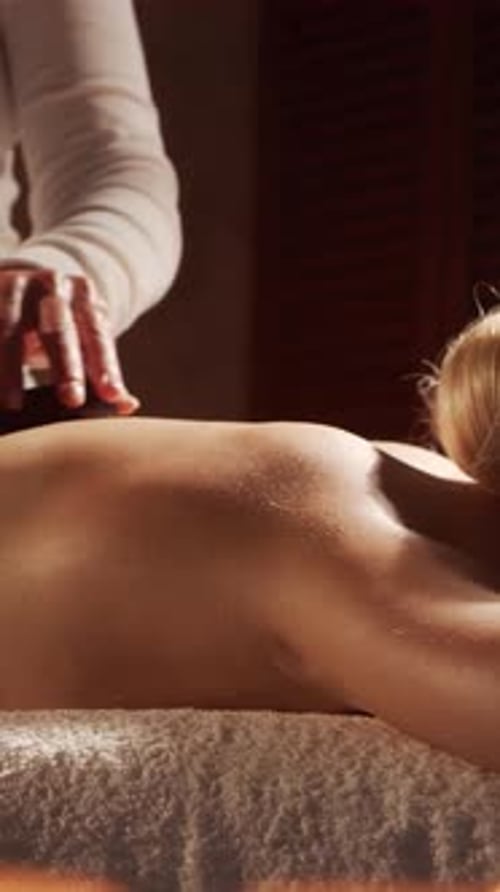 Frau lässt sich vom Therapeuten massieren und lässt sich im Spa Healthcare massieren