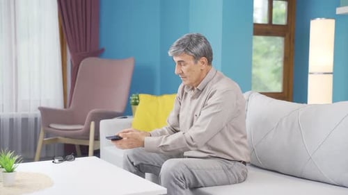 Alter Mann bekommt schlechte Nachrichten zu Hause. Der alte Mann ist traurig und hilflos
.